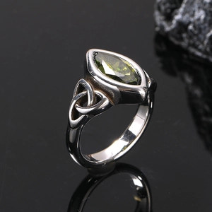 Détail de la bague nœud celtique en argent avec pierre marquise vert olive