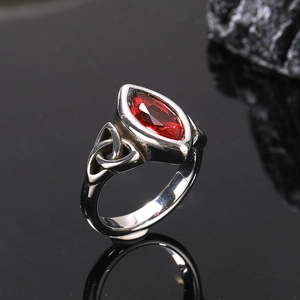 Bague vintage en acier inoxydable avec nœud celtique et pierre précieuse rouge marquise