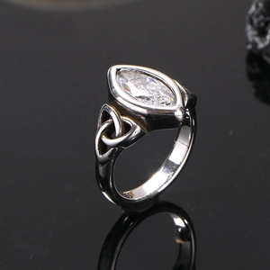 Détail de la gravure nœud celtique et de la pierre marquise sur une bague en acier argent