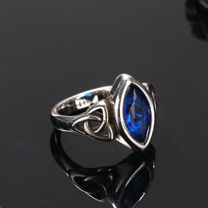 Vue macro d'une gemme bleue marquise et de motifs de nœud celtique sur bague argentée