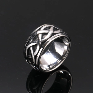 Vintage Punk Titanstahlring für Herren mit keltischem Knotendesign auf schwarzem Grund