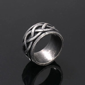 Nahaufnahme des Vintage Punk Titanstahl-Rings mit keltischem Knoten-Muster