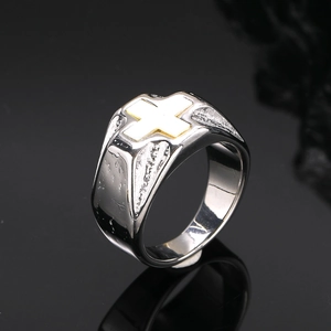 Detailansicht eines Retro-Titanstahlrings mit goldenem Kreuz und industrieller Textur
