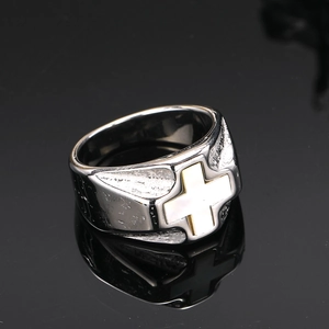 Vintage-Ring aus Edelstahl mit weißem Muschelkreuz-Inlay und poliertem Silber-Finish