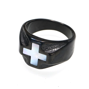Retro schwarzer Titanstahlring für Herren mit weißem Perlmutt Kreuz im Gothic-Stil