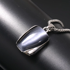 Dettaglio del ciondolo rettangolare in occhio di gatto grigio-blu con catena argento