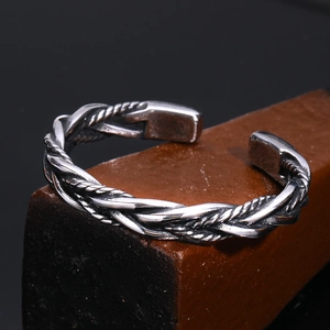 Bracelet jonc ouvert en acier titane avec texture tressée vintage au style industriel
