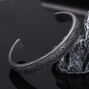 Vue macro du bracelet jonc en argent rétro avec motif œil protecteur en relief sur métal