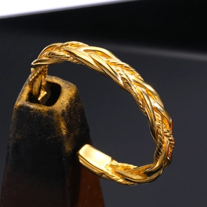 Bracelet jonc ouvert rétro en acier titane doré tressé avec texture tissée pour homme