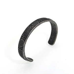 Bracciale vichingo nordico con nodo celtico in argento vintage e design in stile punk