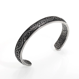 Bracelet jonc vintage en acier titane argenté avec motif œil et texture martelée
