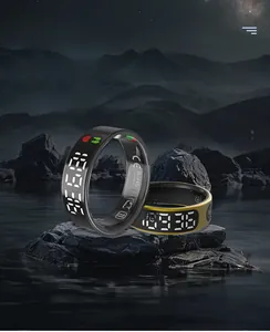 Anello intelligente con display digitale e certificazioni su sfondo roccioso