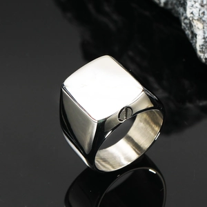 Dettaglio macro dell'anello a sigillo quadrato argento con vite industriale e finitura metallo