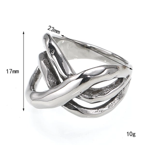 Bague croisée géométrique irrégulière en acier titane argenté au fini poli élégant