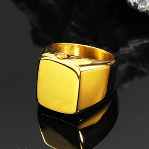 Anello per ceneri quadrato in oro lucido con dettaglio vite industriale
