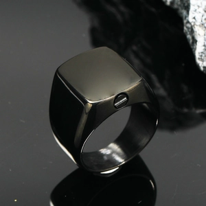 Anello urne quadrato nero minimalista in acciaio al titanio con dettaglio a vite