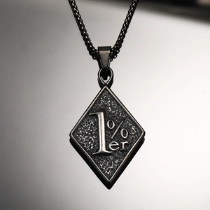 Collier vintage avec pendentif carré 1%er en acier inoxydable au fini industriel usé