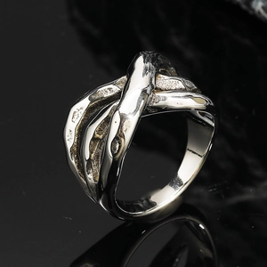 Bague multicouche irrégulière en acier titane avec texture de métal liquide vintage