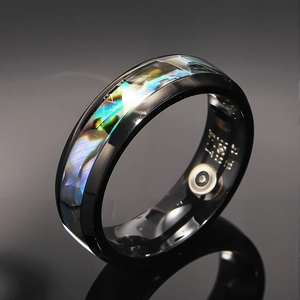 Gros plan sur la bague connectée avec incrustation de nacre et capteurs de santé internes