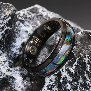 Bague intelligente étanche avec incrustation en nacre et circuit imprimé visible