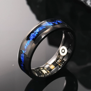 Détail de la bague intelligente avec incrustation opale bleue et capteurs de santé internes