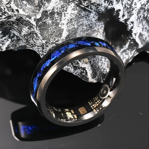 Vue détaillée d'une bague intelligente en titane noir avec nacre bleue et puce de capteur
