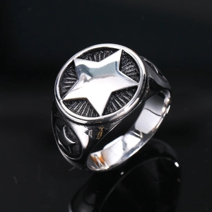 Gros plan sur la bague punk vintage en acier inoxydable avec relief d'étoile centrale