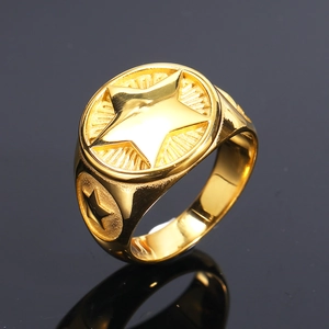 Bague chevalière pentagramme rétro en acier titane doré avec relief étoile et texture
