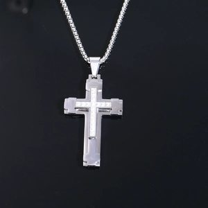 Pendentif croix pour homme en acier inoxydable avec zircons sur fond noir élégant