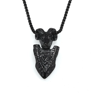 Pendentif tête de bélier Viking nordique avec runes géométriques sur chaîne noire