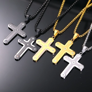 Collier Pendentif Croix Homme Punk Hip Hop en Acier Titane Avec Strass Incrustés Fibre de Carbone Camouflage Bijoux