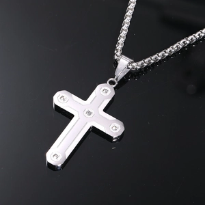 Collier pendentif croix hip-hop pour homme avec fibre de carbone camouflage et zircon