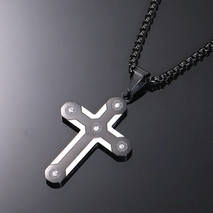 Vue détaillée du pendentif croix noire en fibre de carbone avec zircone cubique brillante