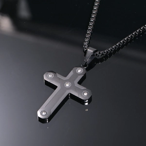 Détail du pendentif croix noir avec fibre de carbone camouflage et cinq cristaux clairs