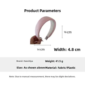 Dettaglio del cerchietto largo in tessuto rosa con dimensioni di 4,8cm e trama fine