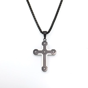 Pendentif croix en acier inoxydable rétro avec pierres de zircon sur design bicolore