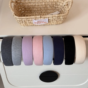 Set di otto cerchietti in maglia colorata con imbottitura spessa su mobile bianco