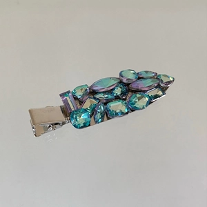 Détail de la pince à cheveux argentée ornée de strass colorés et de cristaux