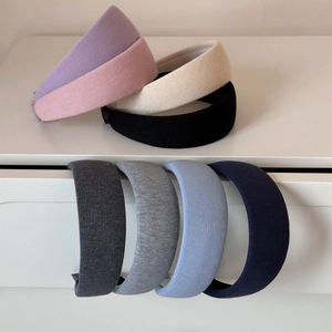 Dettaglio di vari colori di cerchietti larghi in maglia a coste per donna