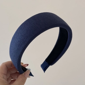 Dettaglio del cerchietto imbottito in maglia blu scuro con spugna spessa e fodera