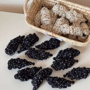 Bananen-Haarspangen aus Chiffon mit Punktemuster in Schwarz und Creme für Pferdeschwänze