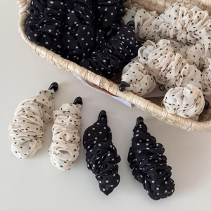 Detailansicht von Polka-Dot-Bananen-Haarspangen aus Chiffon-Stoff in Schwarz und Weiß