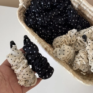 Eleganter Polka-Dot-Bananenclip aus Stoff für Damen mit schicker Chiffon-Rüschen-Struktur