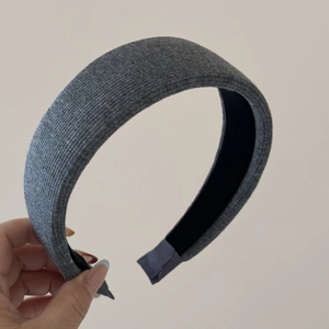 Dettaglio di fascia larga grigia in maglia a coste con tessuto elastico e fodera antiscivolo