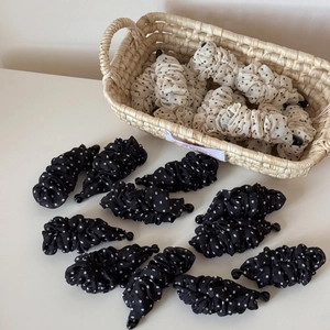 Detailansicht von Polka-Dot-Bananenclips aus schwarzem und weißem Chiffon auf einem Korb