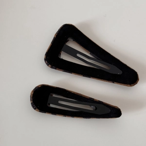 Detailed view of leopard print hair clips with metal base and non-slip inner fabric