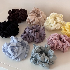 Détail de chouchous en mousseline colorée montrant les coutures et le tissu plissé