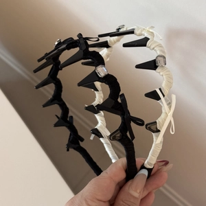 Funkelnde Wellen-Strass-Haarreifen mit Schleife in Schwarz und Weiß, rutschfestes Design