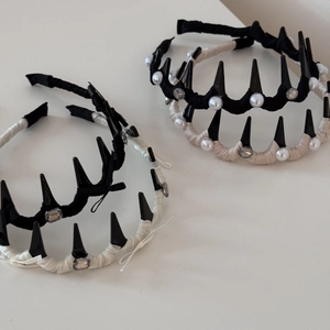 Detail eines Punk-Stachelstirnbandes mit Perlen, Kristallen und Stoffumwicklung