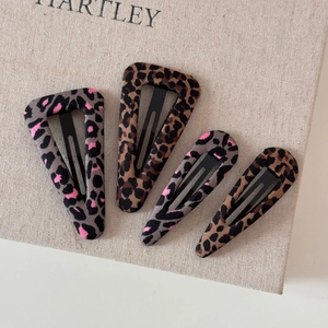 Dettaglio del set di 4 fermagli per capelli leopardati con clip BB a triangolo